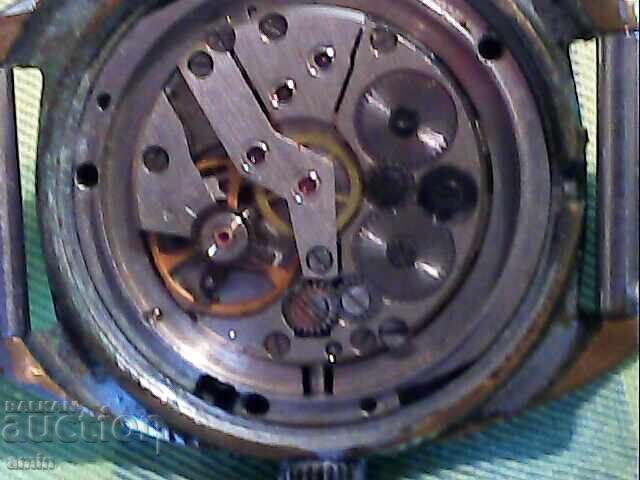 Ρωσικό ρολόι, λειτουργεί τέλεια με τιμή € 10.00 | 19.56 BGN