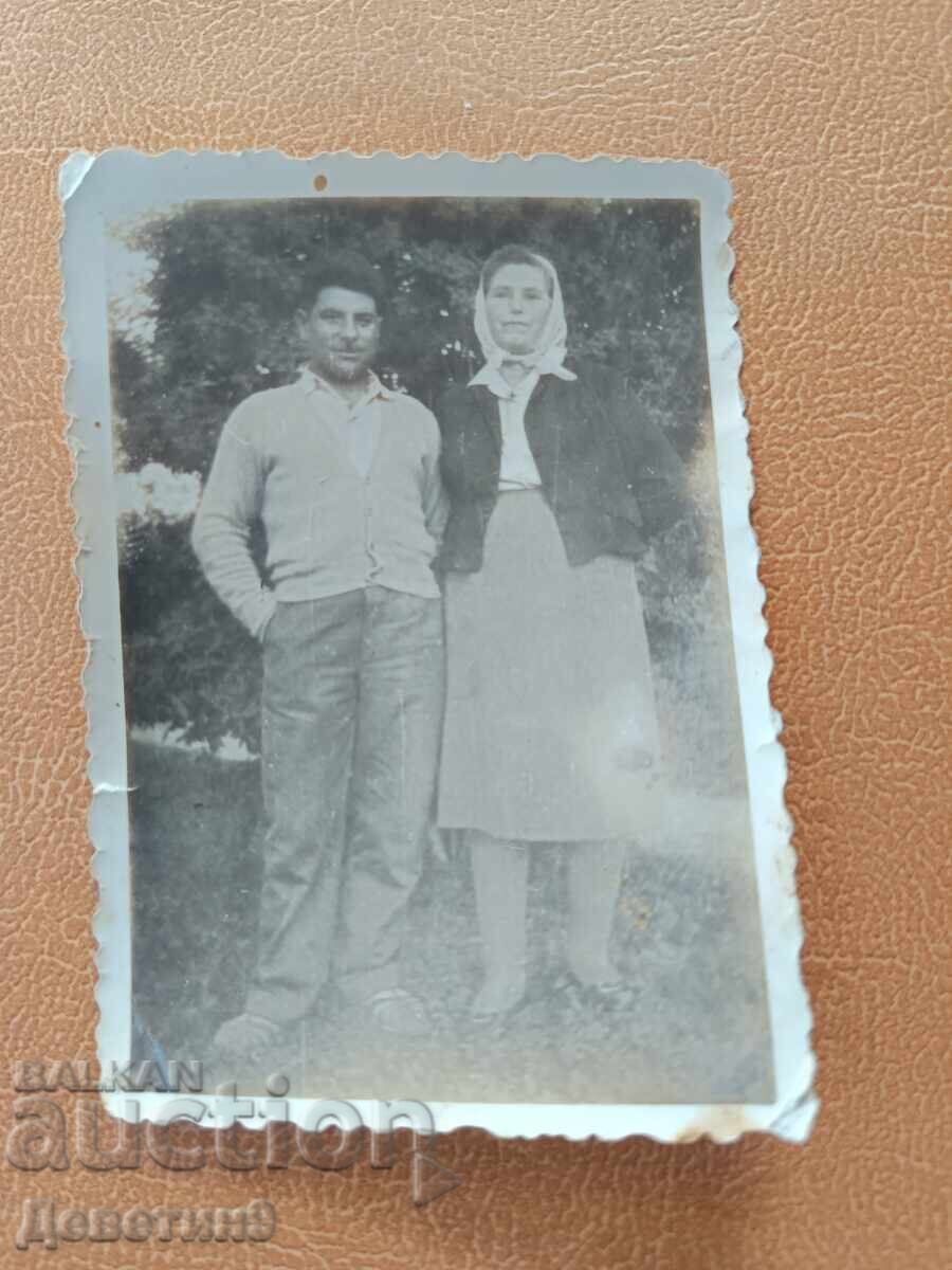 Cuplu căsătorit devotat din sat