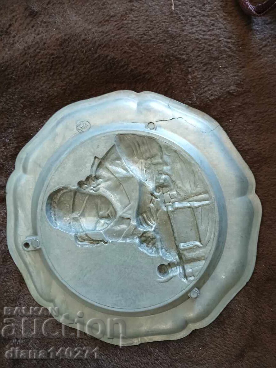 Κασσιτερένιο πιάτο, παλιό και μασίφ, 22 εκ. διάμετρος με τιμή € 5.60 | 10.95 BGN