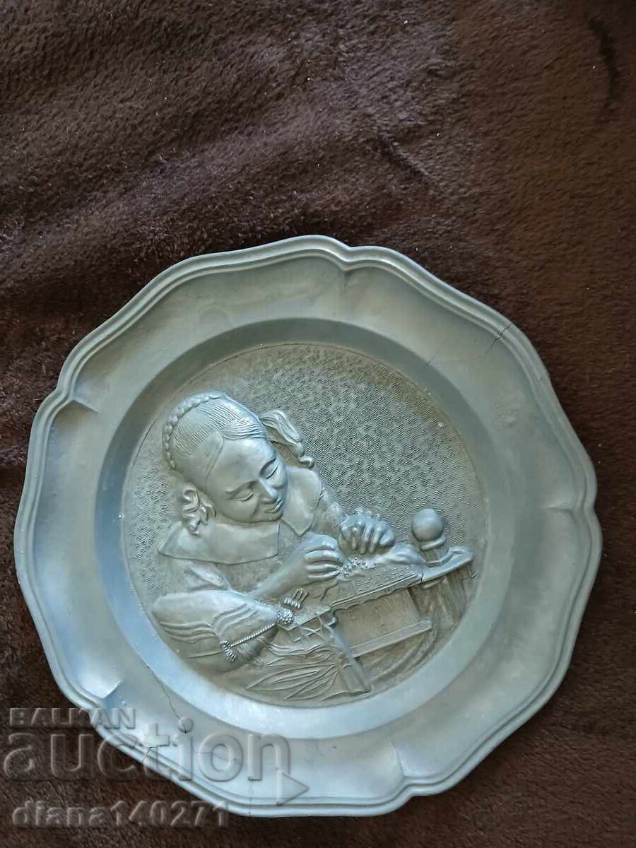 Κασσιτερένιο πιάτο, παλιό και μασίφ, 22 εκ. διάμετρος