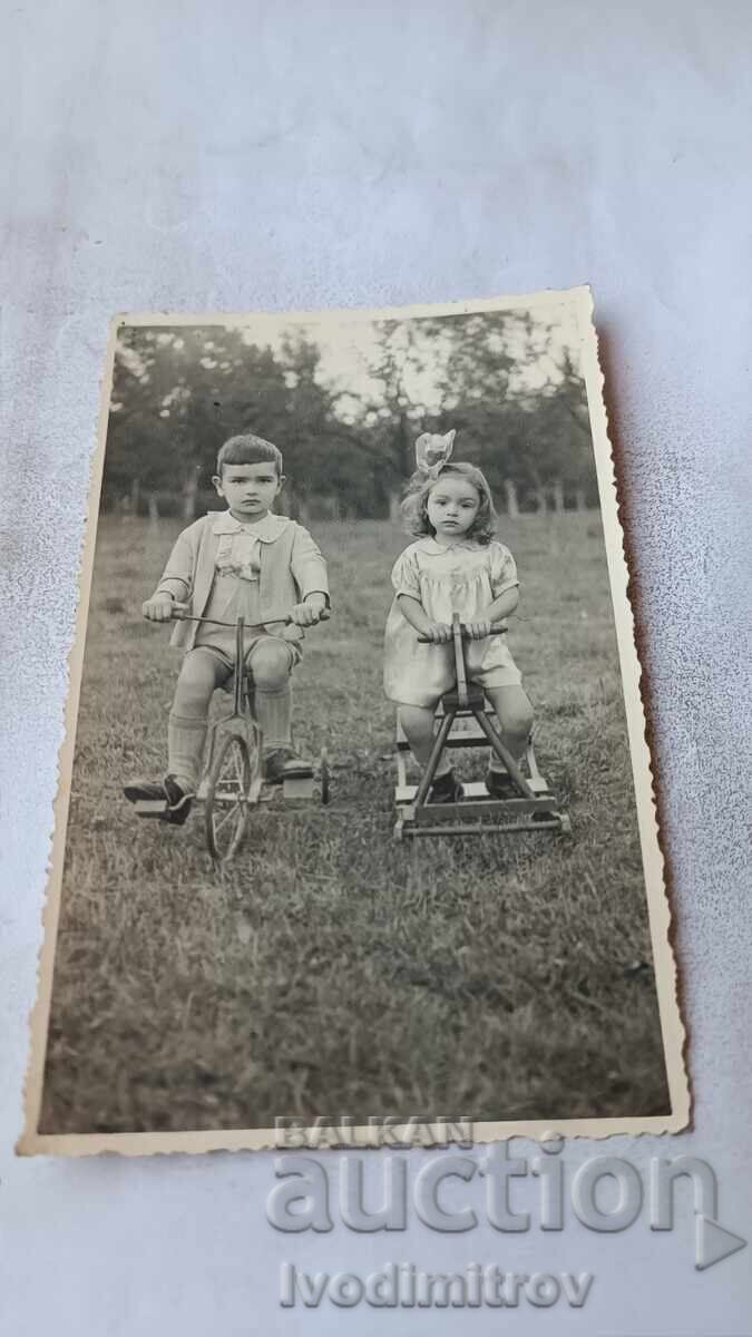 Fotografie Băiețel și fetiță cu biciclete retro