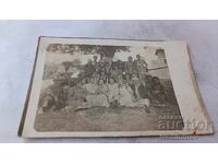 Φωτογραφία Άνδρες και γυναίκες καθισμένοι κάτω από ένα δέντρο