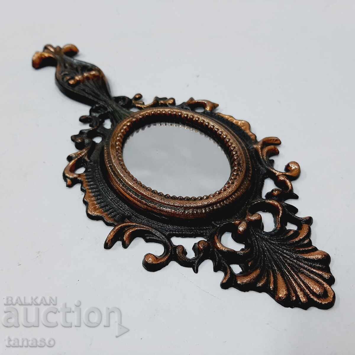 Oglindă barocă franceză lucrată manual (15.4) cu preț € 24.00 | 46.94 BGN