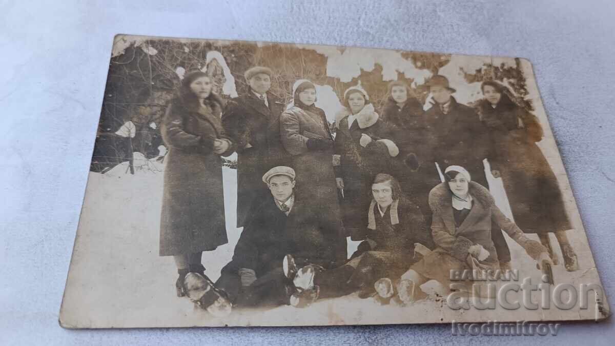 Photo Youths and young women in winter coats