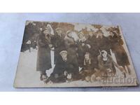 Photo Youths and young women in winter coats