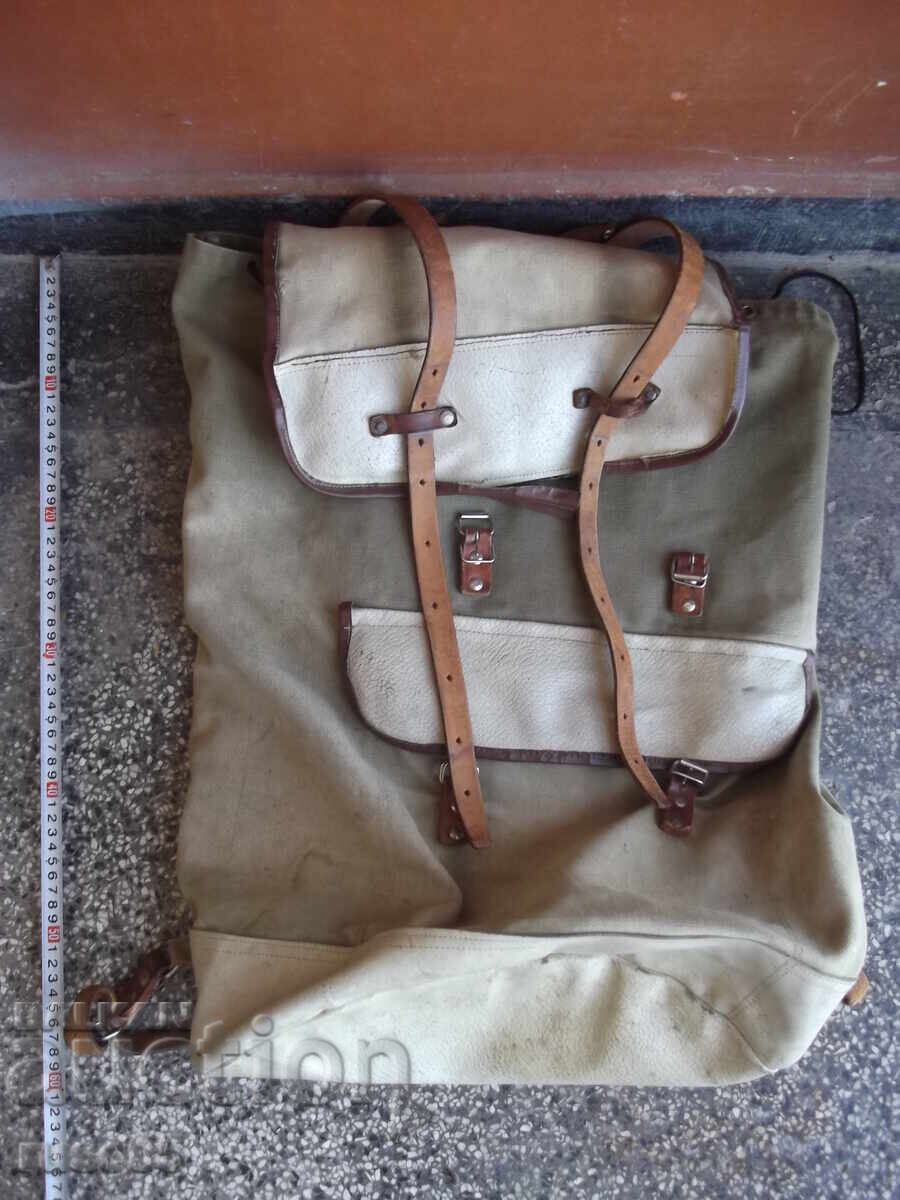 Rucsac turistic vechi din pânză cu preț € 15.34 | 30.00 BGN