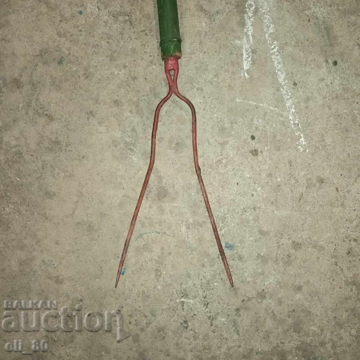 Licitație furcă cu doi dinți