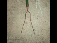 furcă cu doi dinți