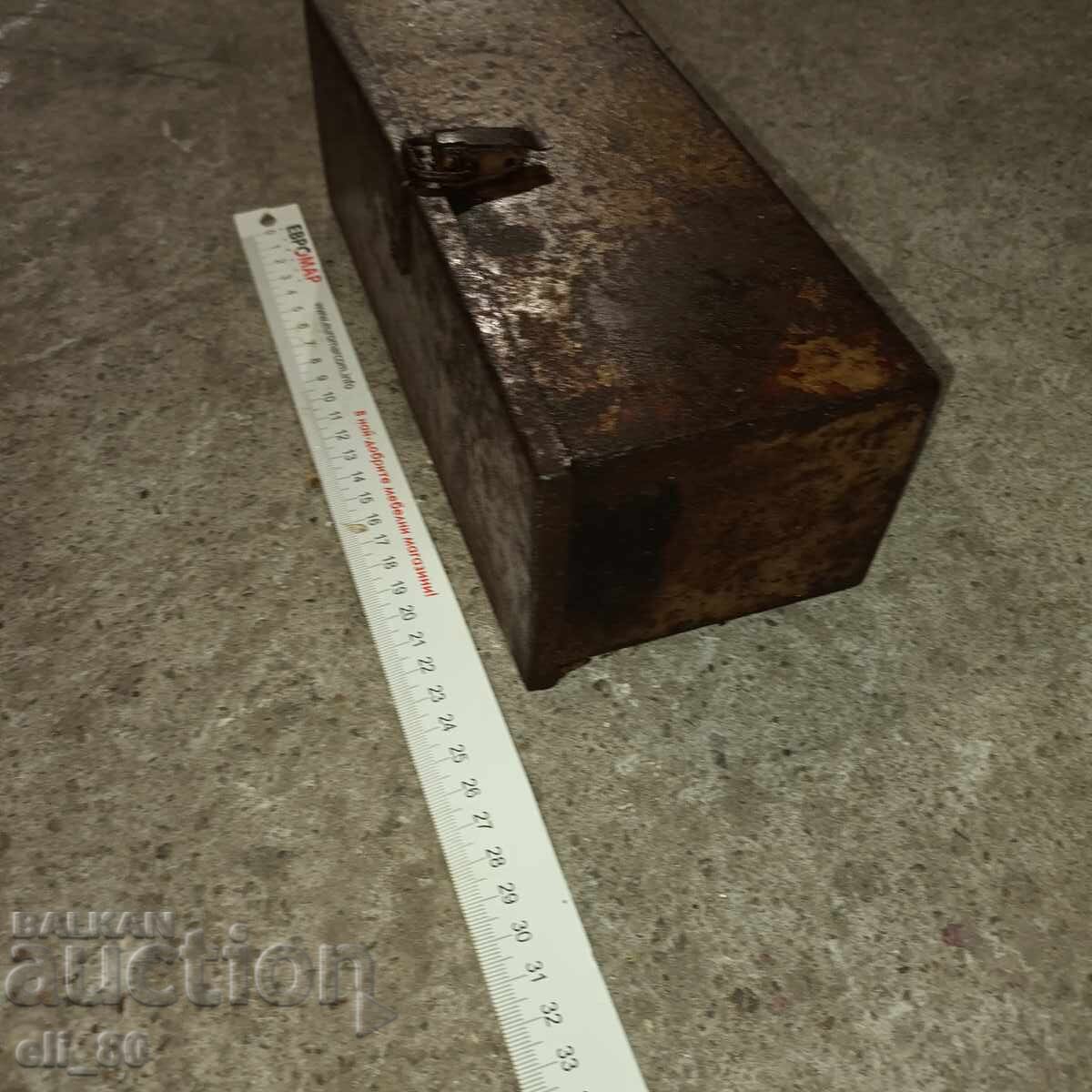 Δημοπρασία Μεταλλικό κουτί με καπάκι και κλειδαριά