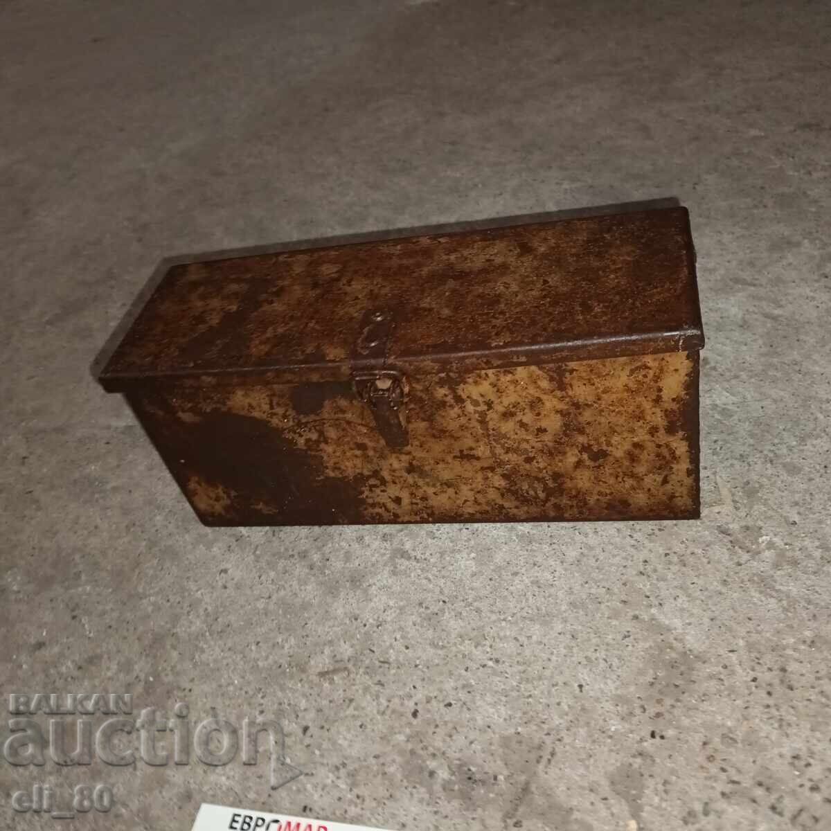 Μεταλλικό κουτί με καπάκι και κλειδαριά