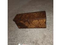 Cutie metalică cu capac și încuietoare