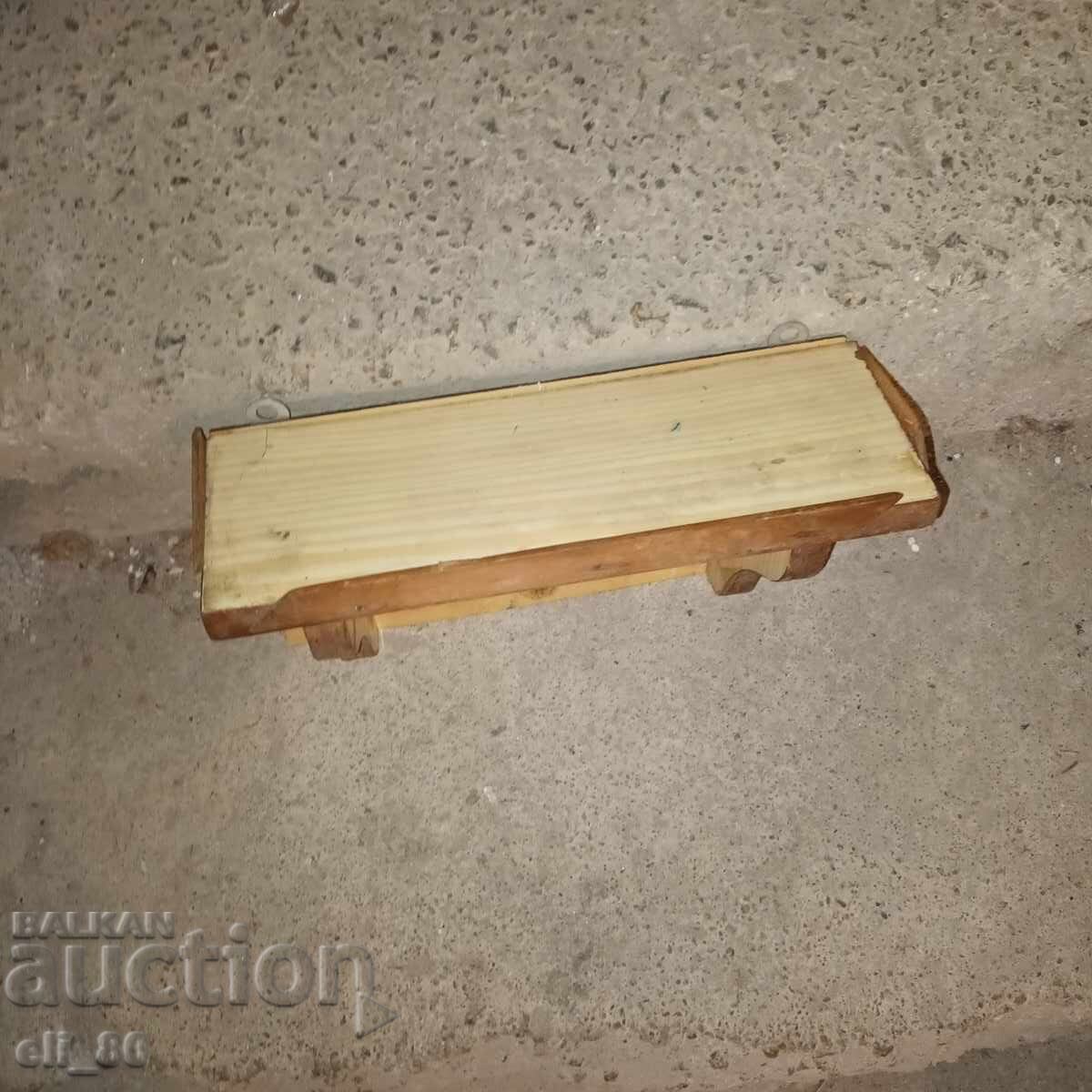 Licitație raft de perete din lemn