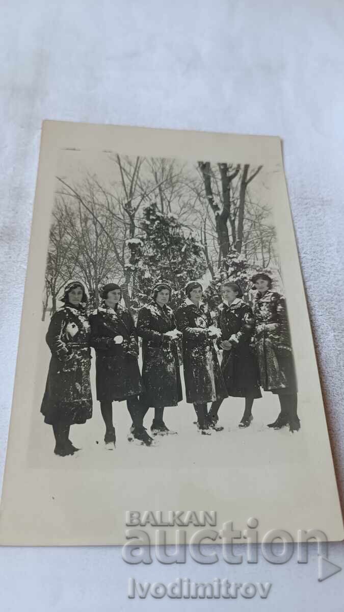 Fotografie eleve din clasa a VI-a în parc în timpul iernii 1932