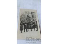 Снимка Ученички от VI клас в парка през зимата 1932