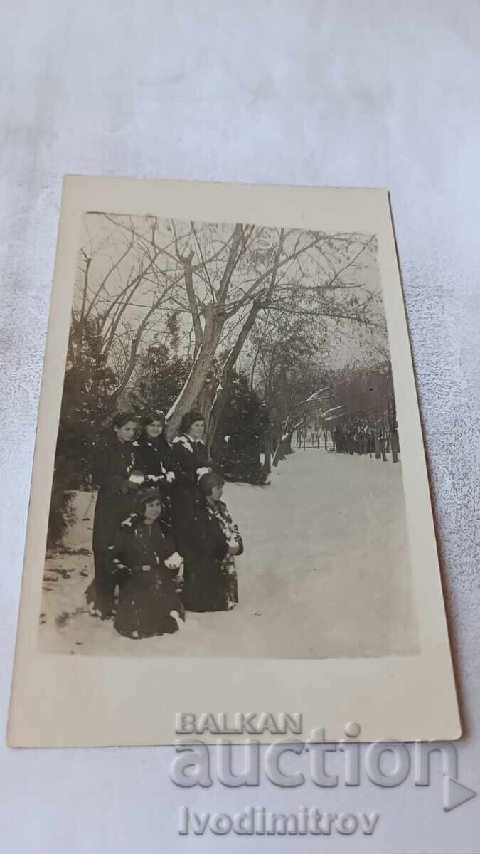 Fotografie eleve din clasa a VI-a în parc în timpul iernii 1932