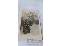Fotografie eleve din clasa a VI-a în parc în timpul iernii 1932