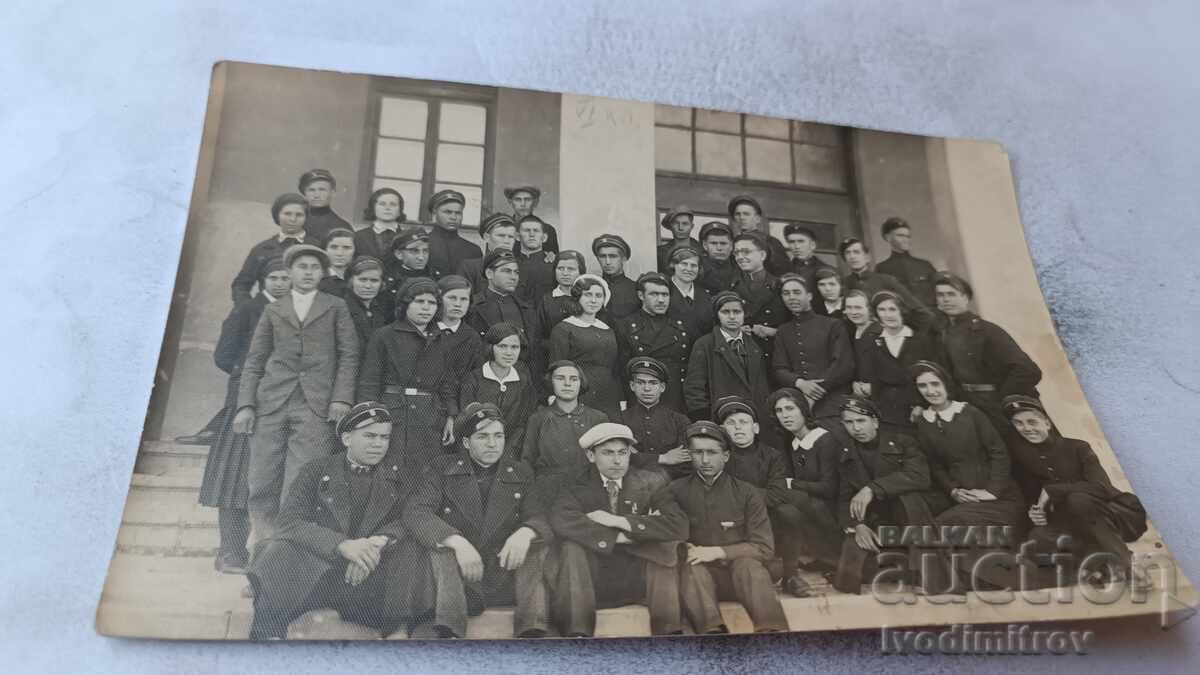 Снимка Хасково Ученици от VIII - а клас на стълбите на у-ще