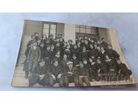 Fotografie Haskovo Elevi din clasa a VIII-a pe scările școlii