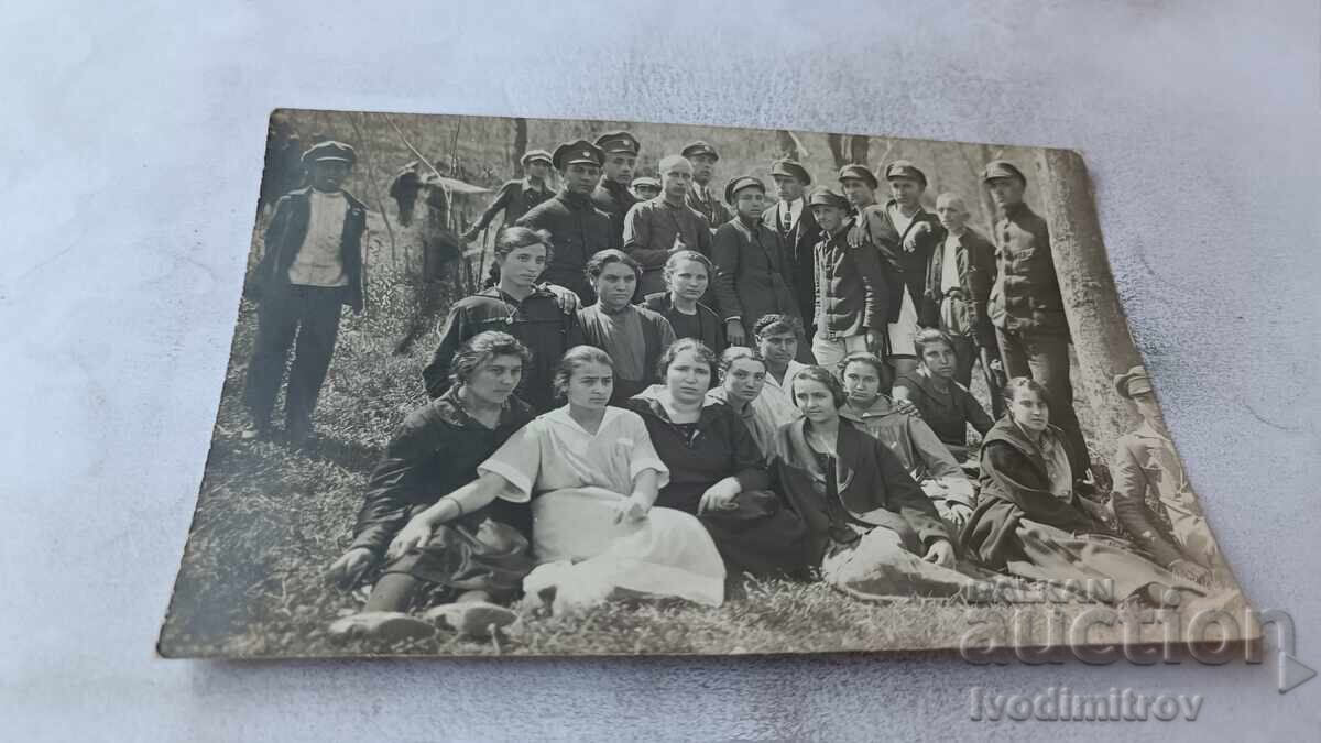 Снимка Младежи и девойки в парка