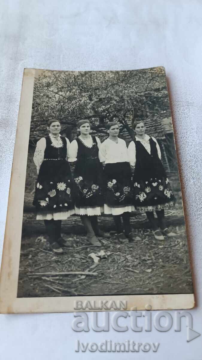Fotografie Patru fete tinere în costum tradițional