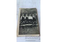 Снимка Четири млади момичета в традиционно облекло