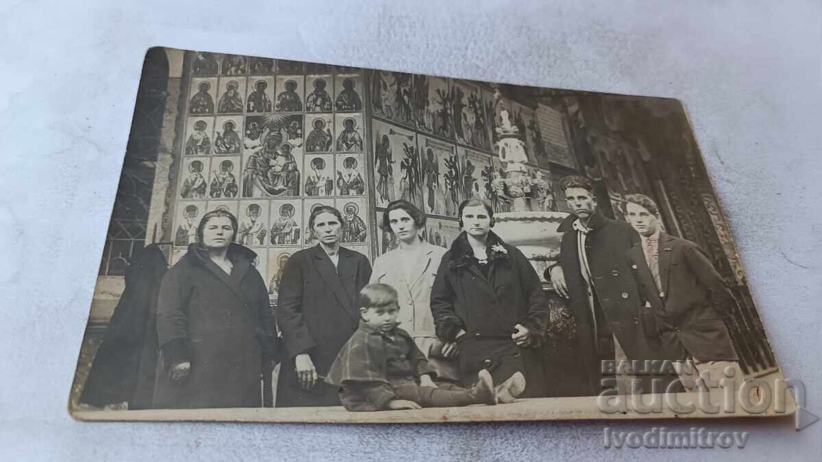 Φωτογραφία Μονή Ρίλας Άνδρες γυναίκες και αγοράκι Φωτογραφία Μονή Ρίλας Άνδρες γυναίκες και αγοράκι