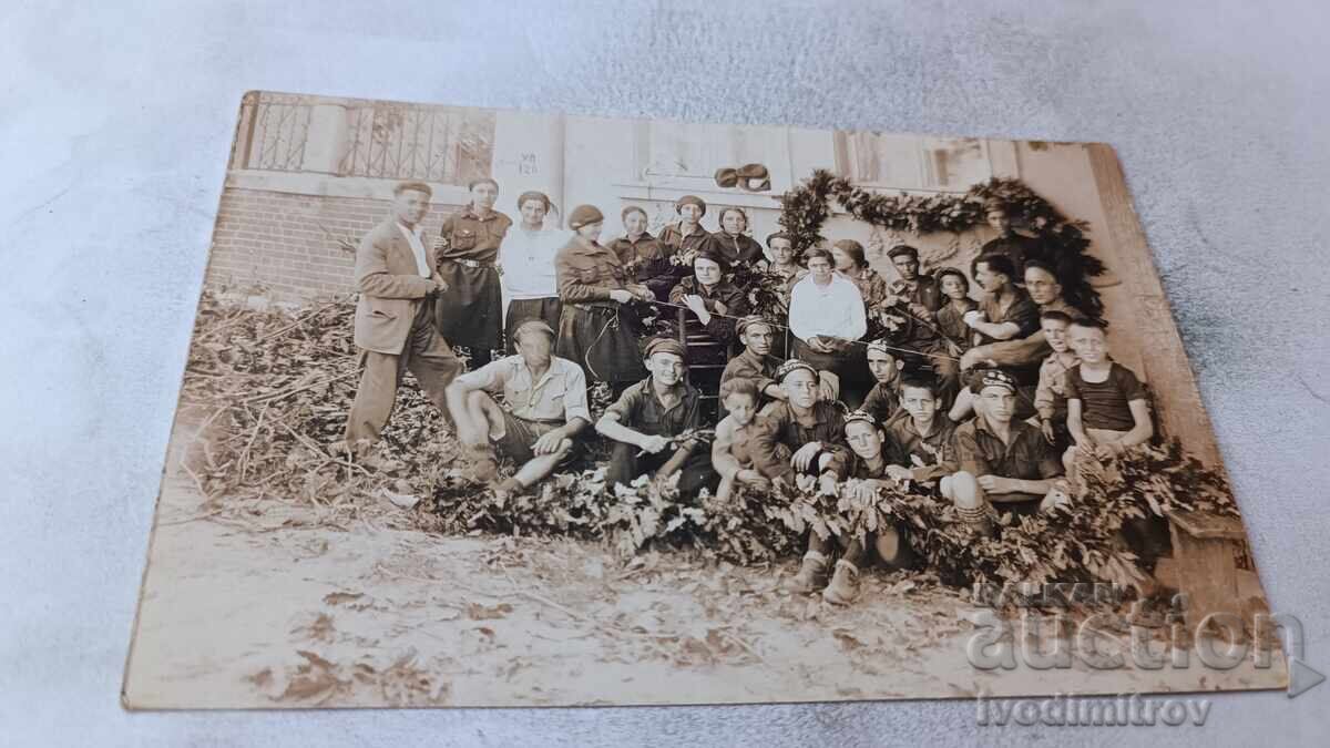 Foto Tinere bărbați și femei