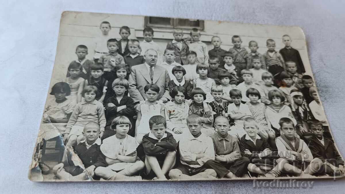 Φωτογραφία των μαθητών της Γ' τάξης με τη δασκάλα τους