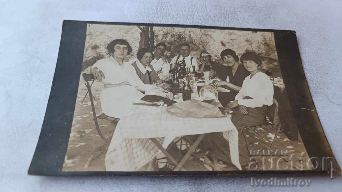 Fotografie Bărbați și tinere la o băutură