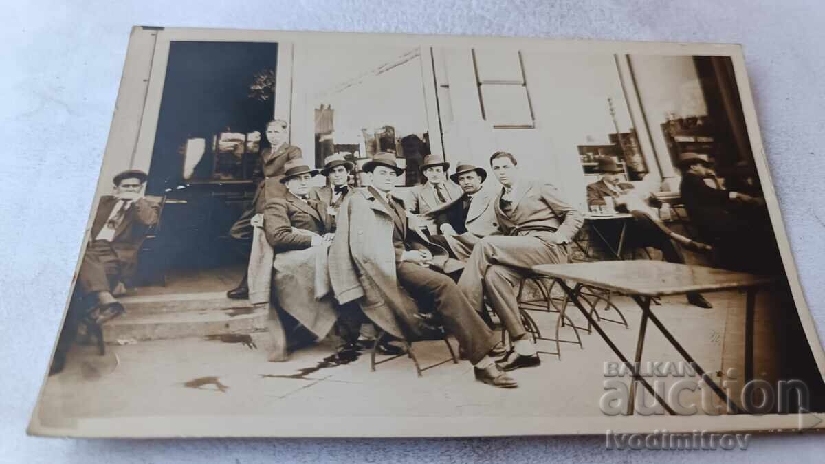 Fotografie Tineri bărbați într-un restaurant