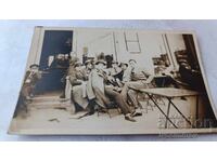 Fotografie Tineri bărbați într-un restaurant