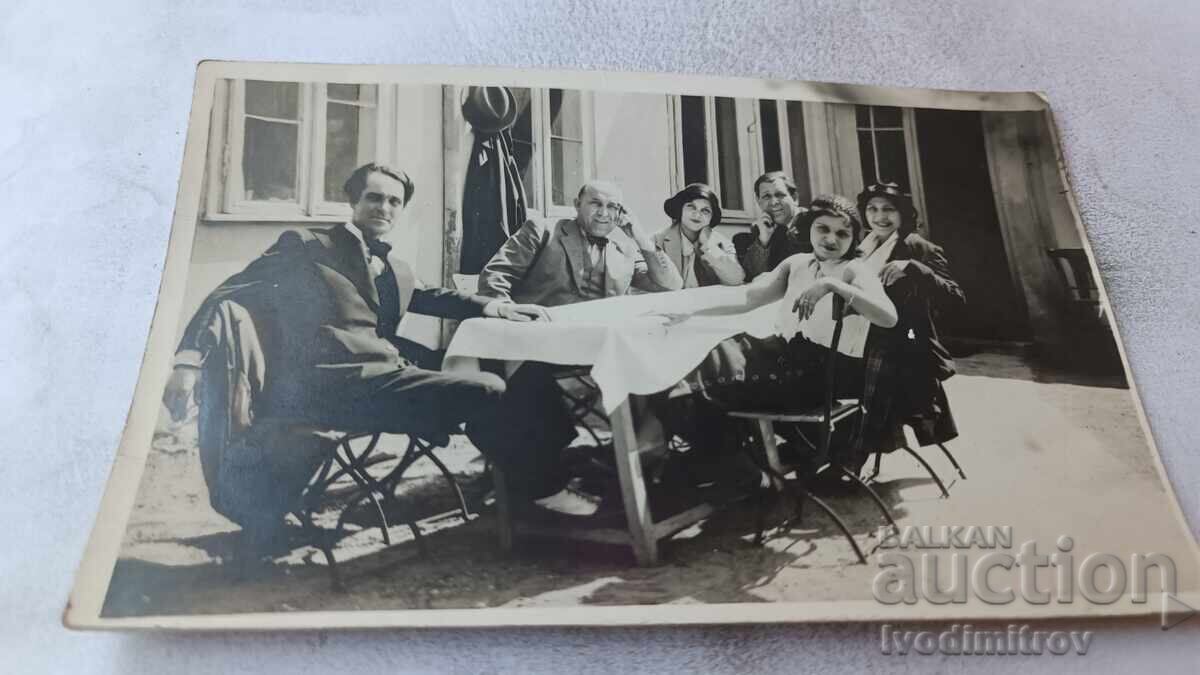 Photo Men and young women in a restaurant