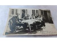 Φωτογραφία Άνδρες και νέες γυναίκες σε εστιατόριο