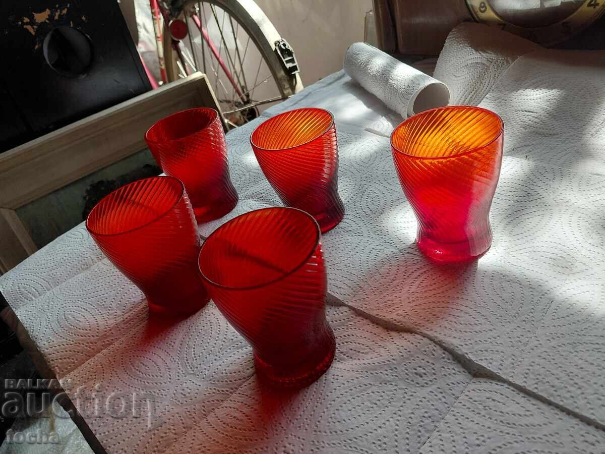 Set pahare vechi, sticlă roșie, bine păstrate cu preț € 1.71 | 3.34 BGN