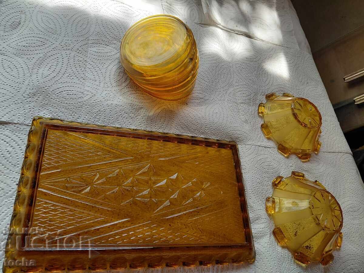 Livrarea piese dintr-un set pentru servirea dulceaței, bine păstrate