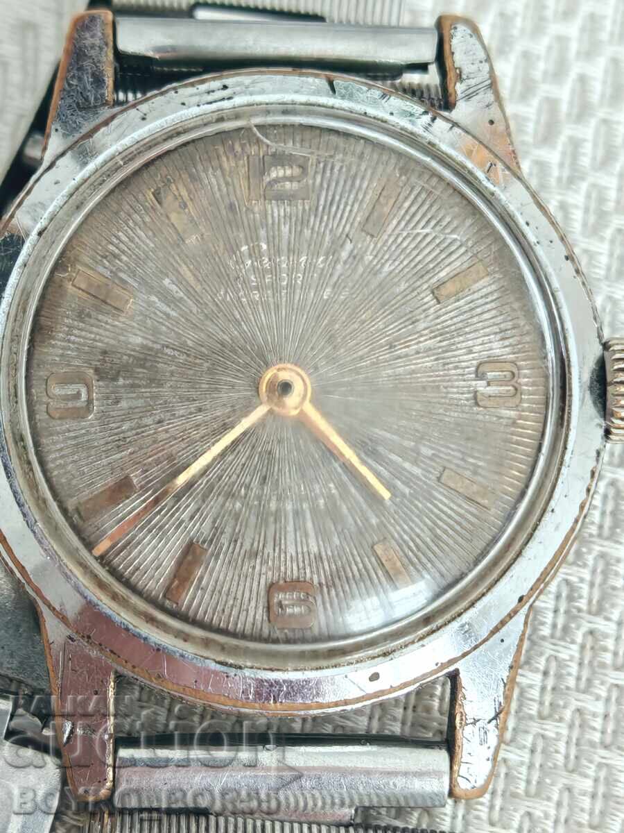 Ceas bărbătesc elvețian retro cu întoarcere manuală GENEVE SPORT cu preț € 15.00 | 29.34 BGN