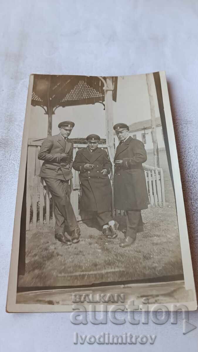 Снимка Доленъ Чифликъ Трима мъже пушещи цигари 1931