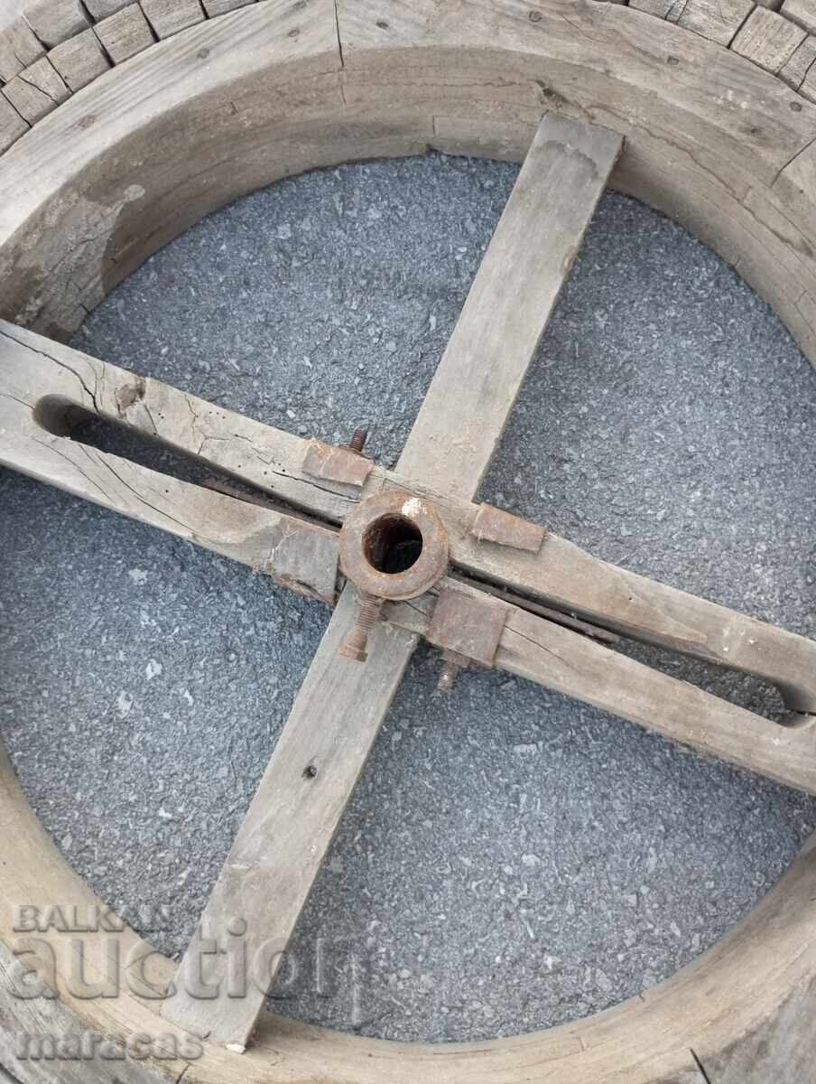 Roată veche de lemn de la o mașină de prelucrat piele cu preț € 90.00 | 176.03 BGN