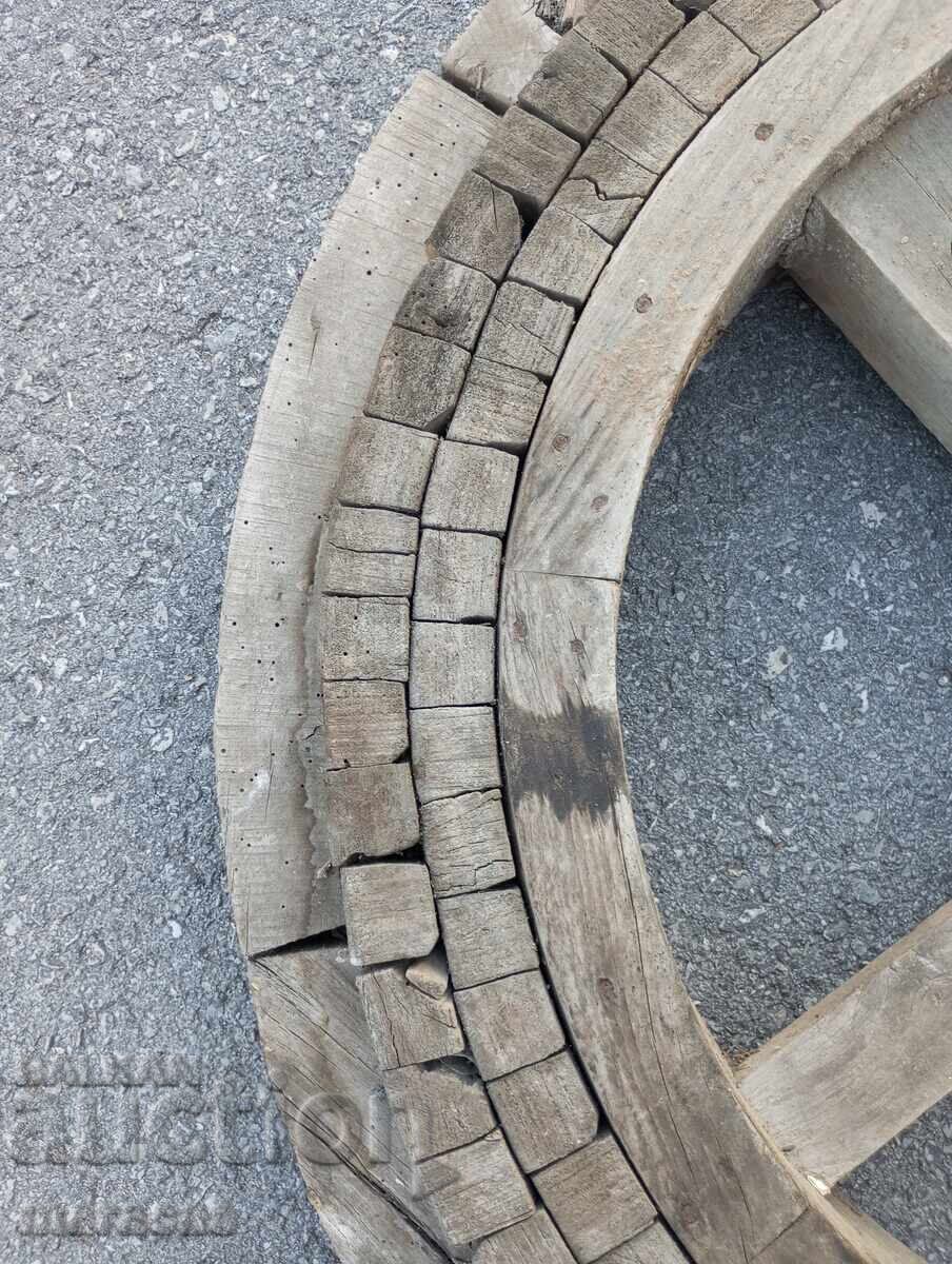 Licitație Roată veche de lemn de la o mașină de prelucrat piele