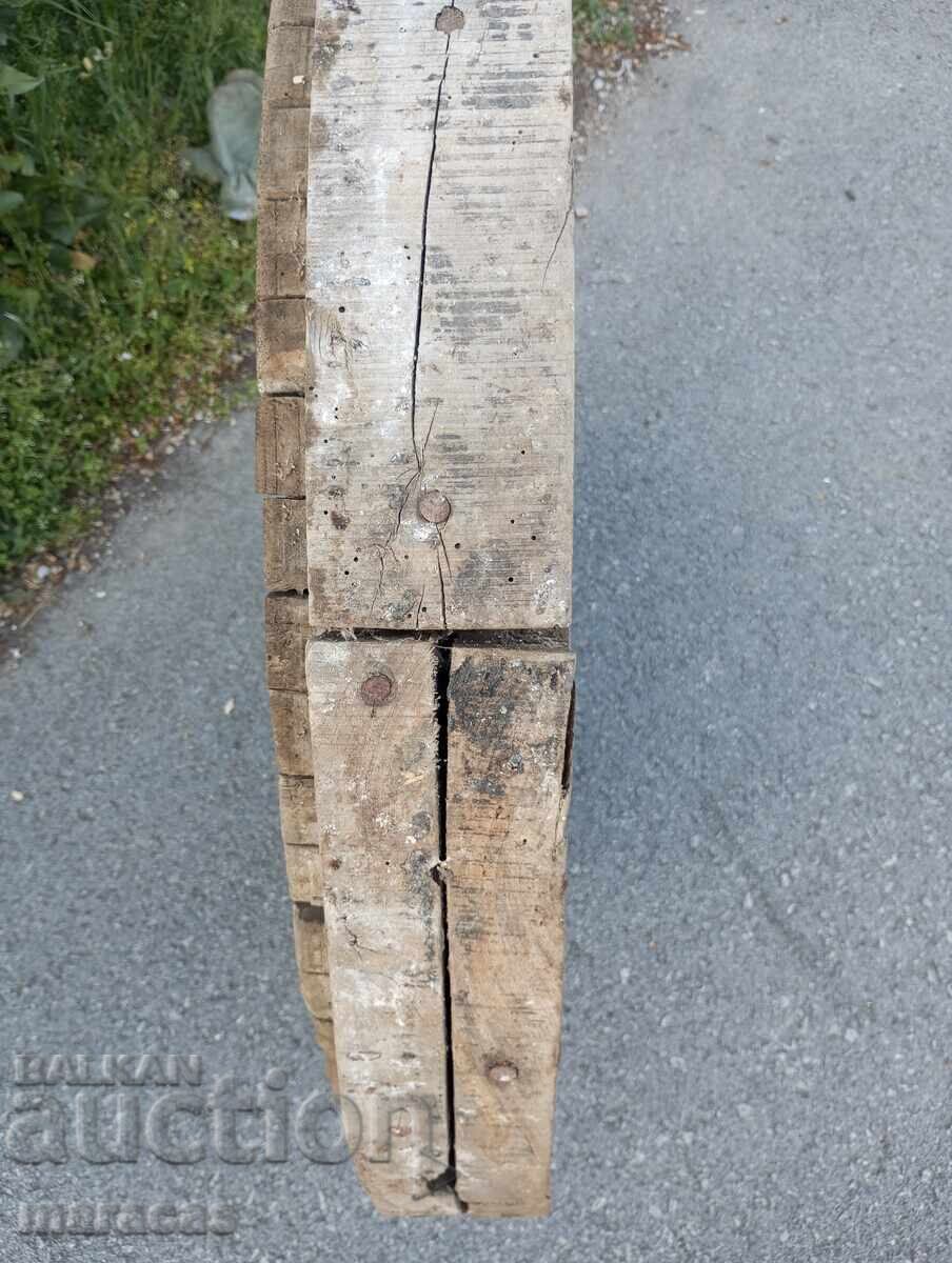 Livrarea Roată veche de lemn