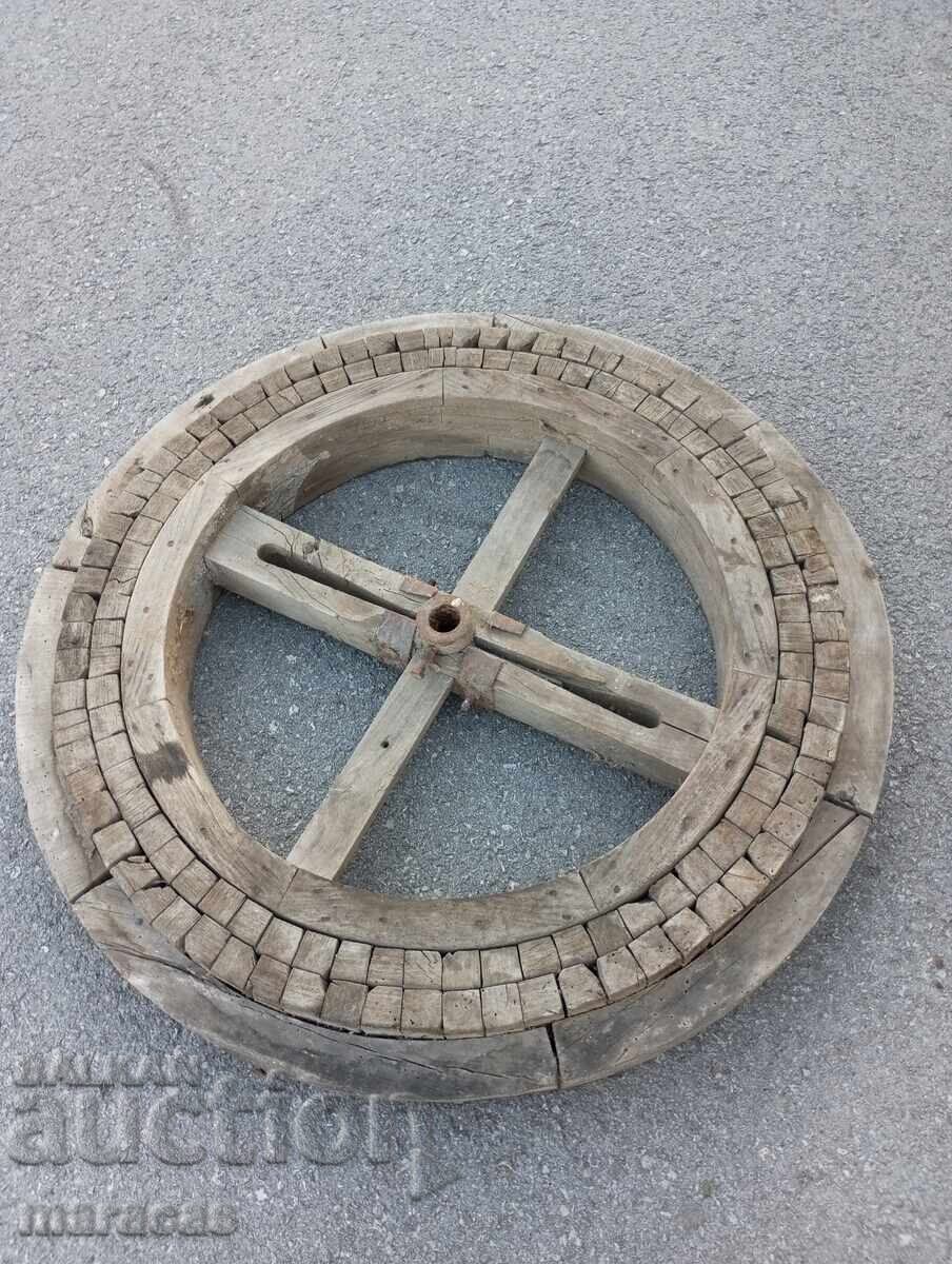 Roată veche de lemn de la o mașină de prelucrat piele