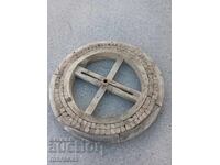 Roată veche de lemn de la o mașină de prelucrat piele