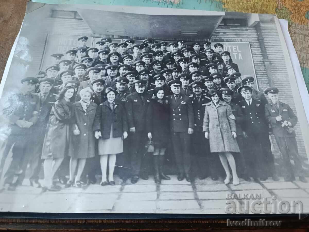 Φωτογραφία Ομάδα αξιωματικών και γυναίκες