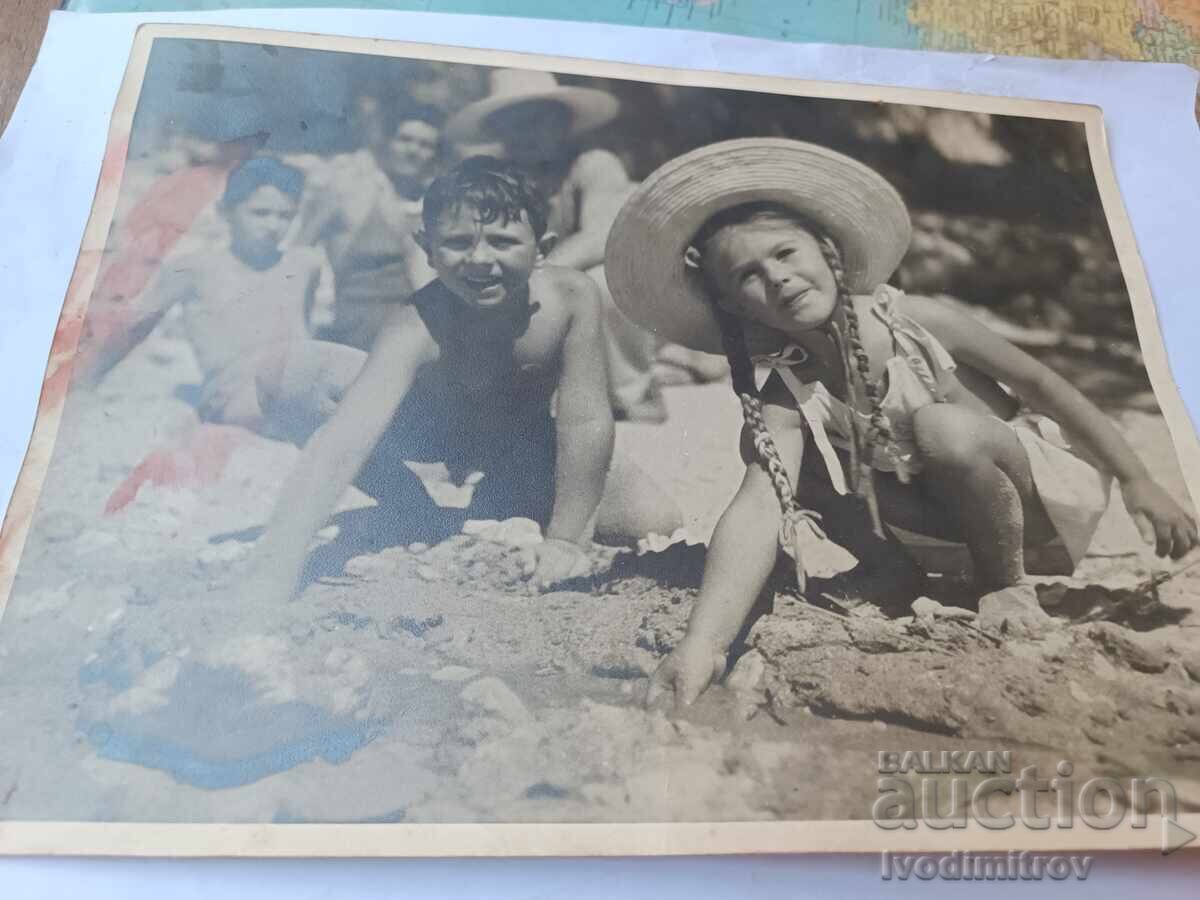 Foto Băiat și fată pe plajă