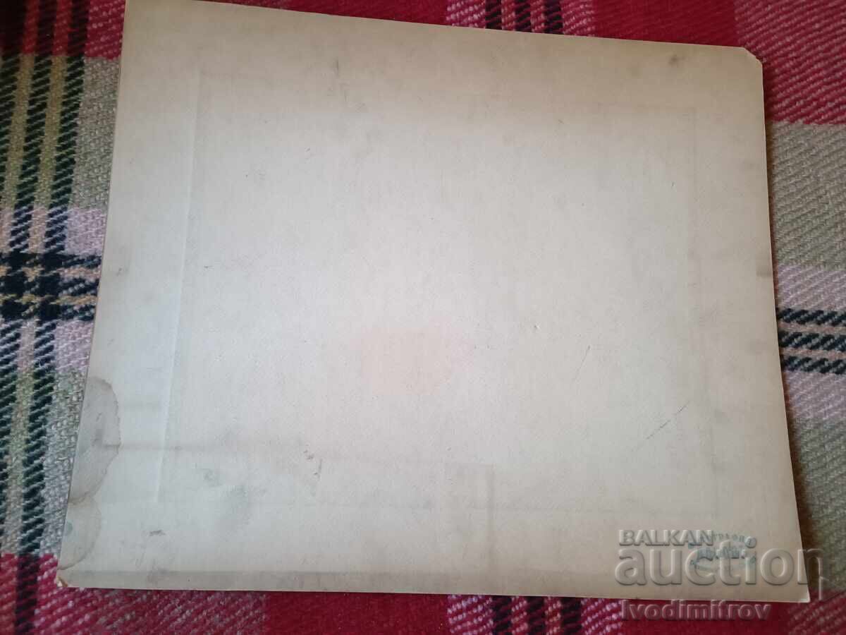 Παράδοση Φωτογραφία Άνδρες με κοστούμια από χαρτόνι