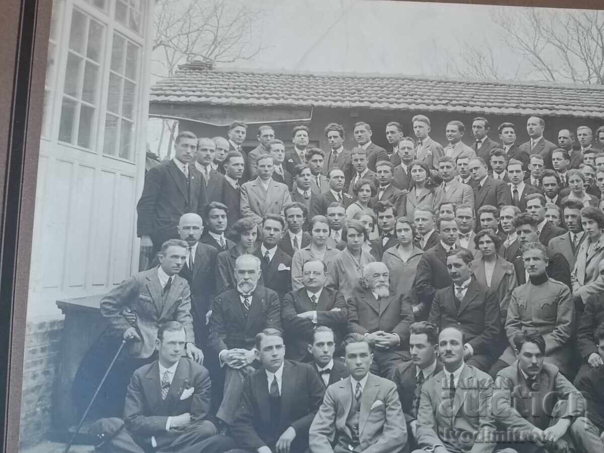 Φωτογραφία Άνδρες με κοστούμια από χαρτόνι