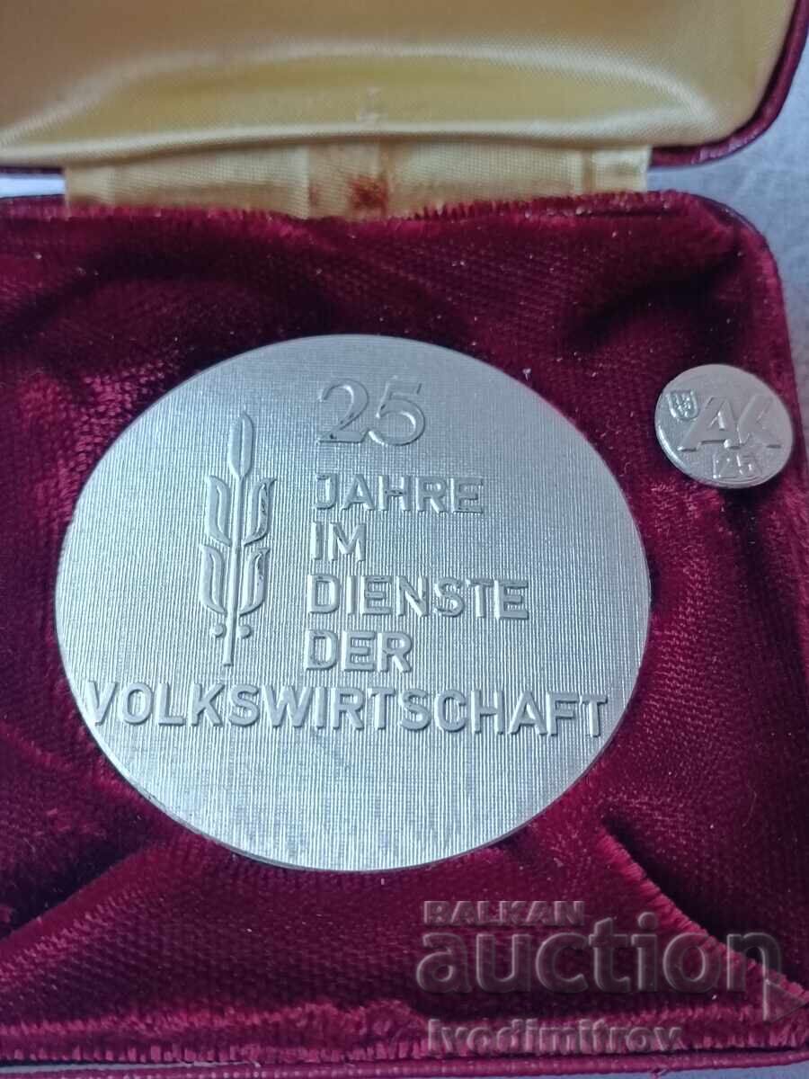 Auction  Plaque and badge 25 Jahre im Dienste der Volkswirtschaft