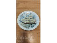 Красива порцеланова чиния