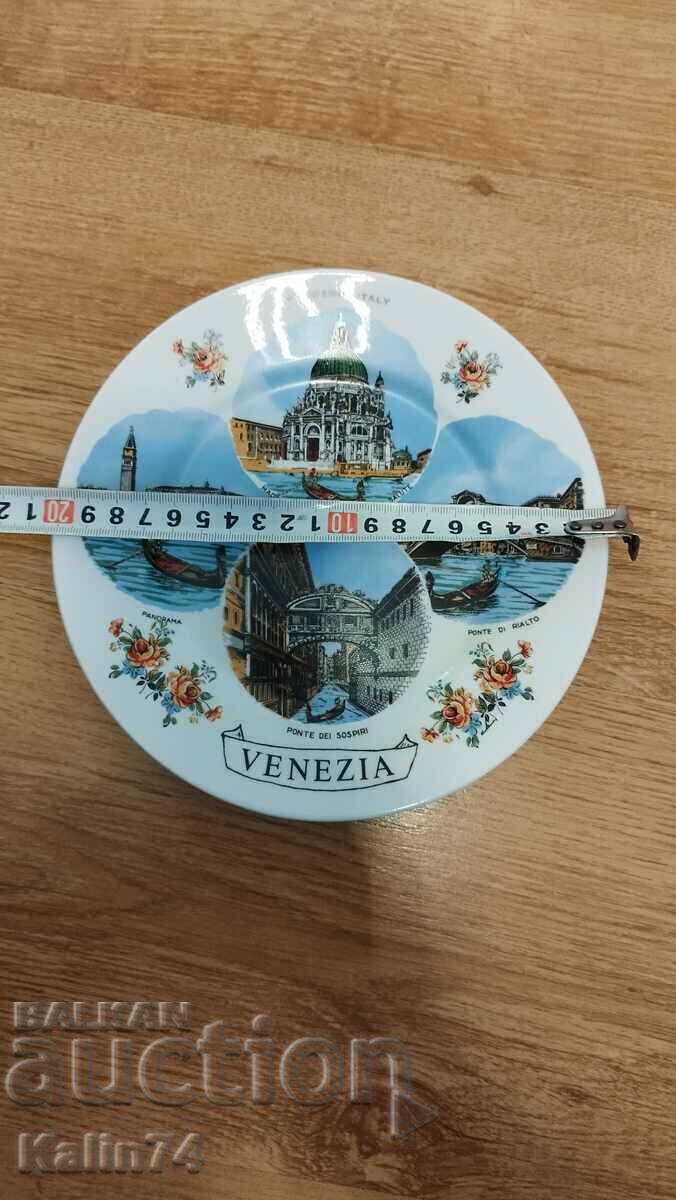Красива порцеланова чиния от Венеция,Италия. с цена € 13.30 | 26.01 лв.