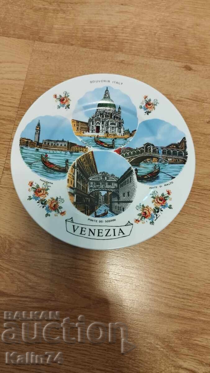 Красива порцеланова чиния от Венеция,Италия.